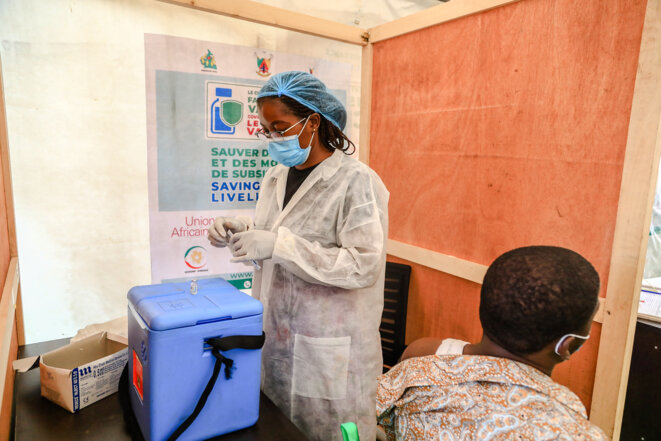 Une employée prépare une dose de vaccin contre le Covid-19 dans un centre de vaccination de Yaounde, au Cameroun, le 29 novembre 2021. © Daniel Beloumou Olomo / AFP
