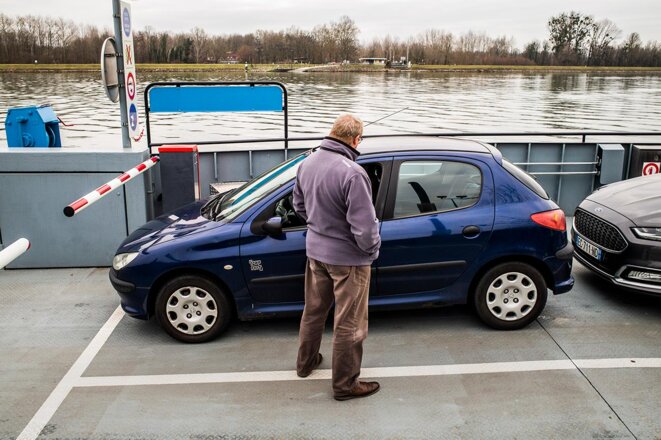 On the ferry across the Rhine, between France and Germany. © Pascal Bastien pour Mediapart