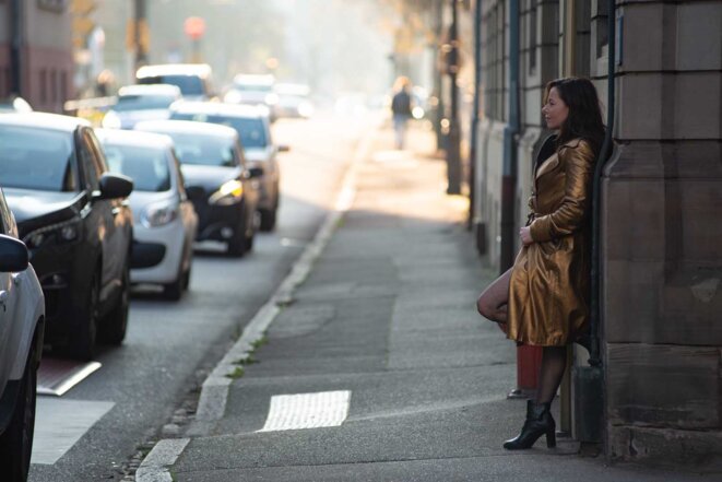 Une femme du monde : Laure Calamy fait le trottoir