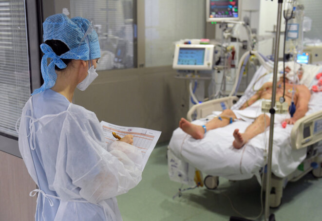 Patient en détresse respiratoire, en soins intensifs, hôpital Nord de Marseille, février 2021. © NICOLAS TUCAT / AFP