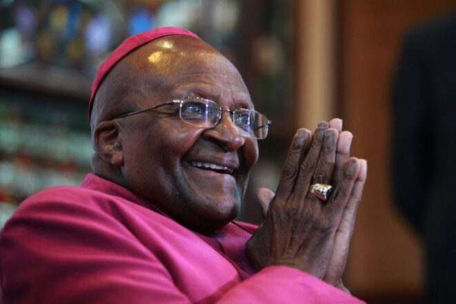 Desmond Tutu en 1994, à l’occasion de la commémoration célébrant les vingt ans de la démocratisation de l’Afrique du Sud © Jennifer Bruce/AFP