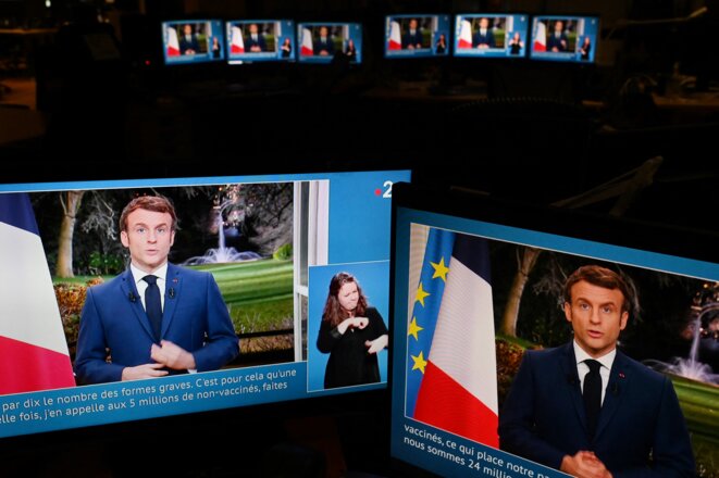 Emmanuel Macron lors des vœux télévisés du 31 décembre 2021, les derniers de son quinquennat. © Martin Bureau/AFP