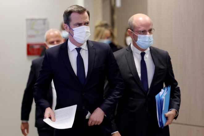 Les ministres Olivier Véran (santé) et Jean-Michel Blanquer (éducation) le 25 novembre 2021, à Paris. © Thomas COEX / POOL / AFP