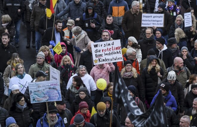 Une manifestation contre l’obligation vaccinale à Düsseldorf le 18 décembre 2021. © Ina Fassbender/AFP