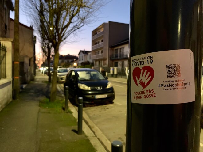 Un sticker collé sur un poteau pour dire non au vaccin contre le Covid-19, à Montreuil. © NB.