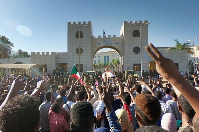 Manifestation devant le quartier général des forces armées (place Al-Qyada), 6 avril 2019, source : réseaux sociaux