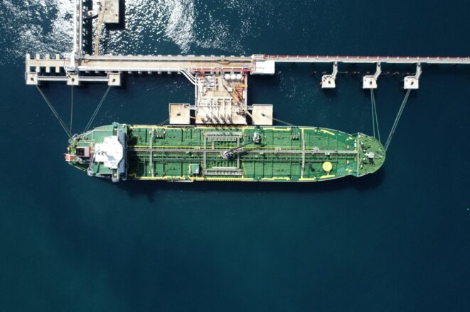 Un navire de stockage et de gazéification du GNL à Hatay, Turquie. 29 juin 2021. © Ozan Efeoglu / ANADOLU AGENCY / Anadolu Agency via AFP