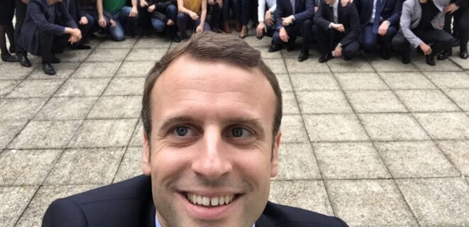Emmanuel Macron en train de faire un selfie le 12 mai 2017 devant toute l'équipe de la République en Marche (LREM)