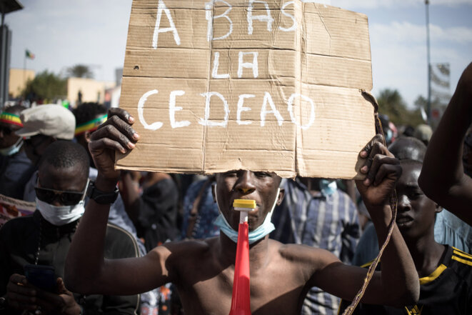 Lors de la manifestation du 14 janvier 2021, à Bamako, pour protester contre les sanctions imposées au Mali par la Cédéao. © Florent Vergnes / AFP