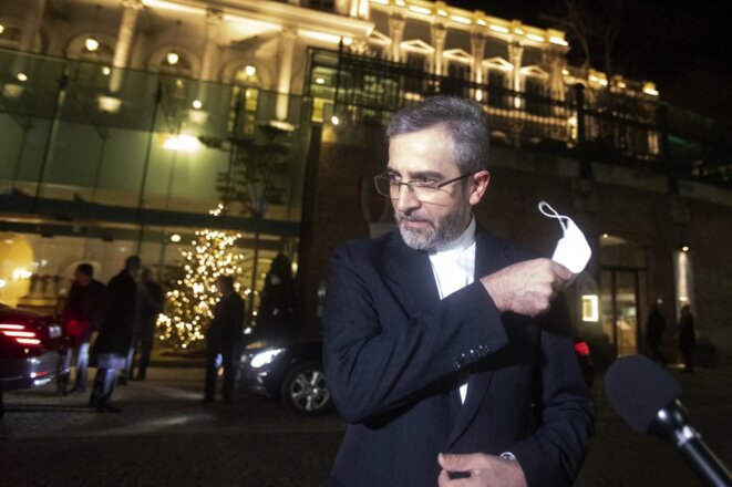 Le 27 décembre 2021 à Vienne (Autriche), où se déroulent les négociations, le chef des négociateurs iraniens, Ali Bagheri Kani, s’adresse aux médias. © Alex Halada / AFP