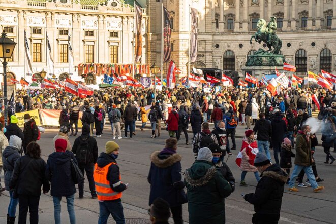 Une manifestation contre l'obligation vaccinale à Vienne, le 15 janvier. © Photo Vianey Lorin pour Mediapart