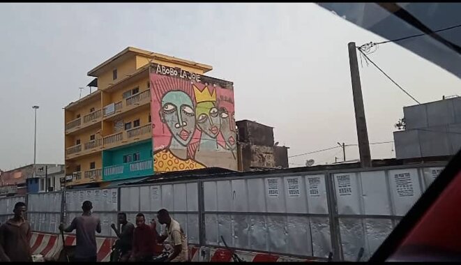 Fresque près de la Mairie d’Abobo. Ces dernières années de nombreuses initiatives d’embellissement ont été réalisées dans la commune. © Kouamé Félix Grodji 2021