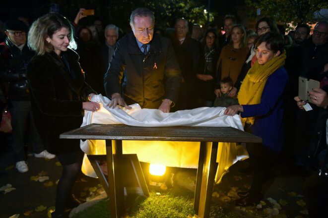 Le 25 novembre 2017, à Toulouse, Jean-Philippe Moudenc dévoile une plaque en hommage aux victimes de violences conjugales. © Pascal Pavani / AFP
