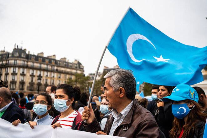 Lors de la manifestation pour la reconnaissance du génocide des Ouïghours, à Paris, le 2 octobre 2021. © Photo Xose Bouzas/Hans Lucas via AFP Lors de la manifestation pour la reconnaissance du génocide des Ouïghours, à Paris, le 2 octobre 2021. © Photo Xose Bouzas/Hans Lucas via AFP