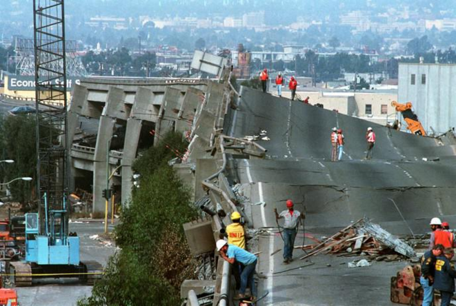 Big One est une menace attendue. Selon une simulation réalisée par le bureau des études sismiques en 2008, un tremblement de terre de magnitude 7,8 sur l’échelle de Richter provoquerait la mort de 1800 personnes, en blesserait 50 000 et les dégâts dans la région de Los Angeles se chiffreraient à 200 milliards de dollars. © Hitek.fr