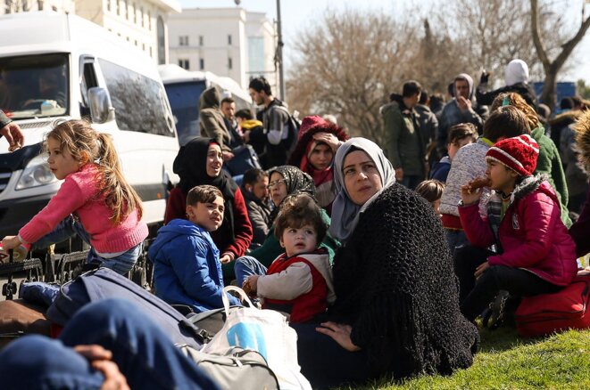 Des personnes réfugiées à Istanbul en attente de leur départ pour rejoindre la Grèce, le 2 mars 2020. © Photo Islam Yakut/Anadolu Agency via AFP