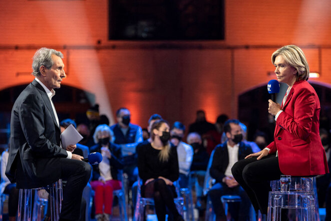 Uzerche, le 18 janvier 2022. Valérie Pécresse face à Jean-Jacques Bourdin sur le plateau de l’émission « La France dans les yeux » sur BFMTV. © Eliot Blondet / Abaca Uzerche, le 18 janvier 2022. Valérie Pécresse face à Jean-Jacques Bourdin sur le plateau de l’émission « La France dans les yeux » sur BFMTV. © Eliot Blondet / Abaca