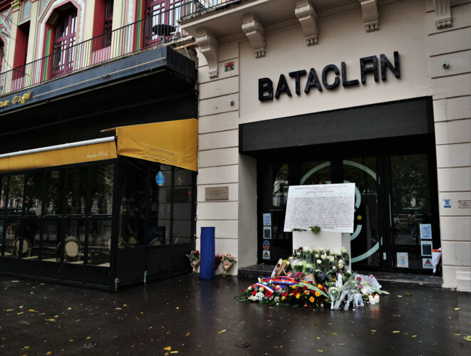 The Bataclan theatre, November 13th 2021, where flowers were laid in tribute to the victims the terrorist attacks. © Aurore Thibault / Hans Lucas via AFP