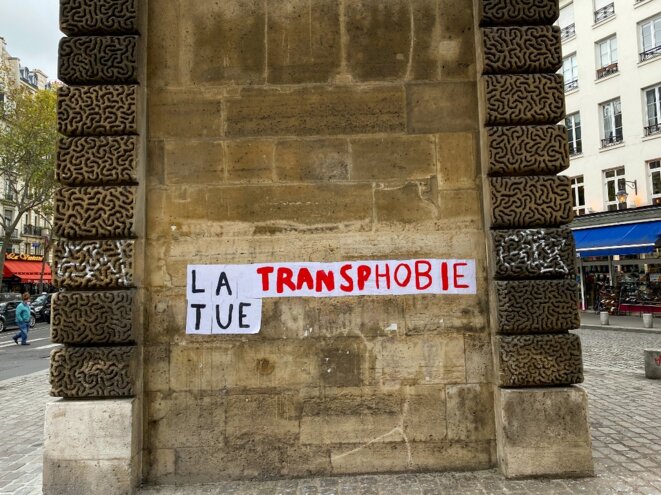 Un mur avec ces mots « La transphobie tue ». Paris, France. 17 octobre 2020. © Jérôme Leblois / Hans Lucas via AFP