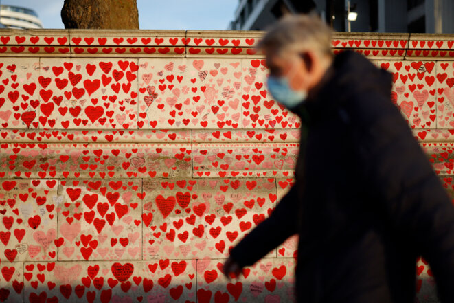 Devant le mémorial pour les victimes du Covid, à Londres, le 28 janvier 2022. © Tolga Akmen / AFP