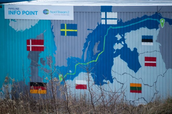 Carte peinte du gazoduc Nord Stream 2 le long d'un mur du terminal gazier de Lubmin. © Photo STEFAN SAUER /  dpa Picture-Alliance via AFP