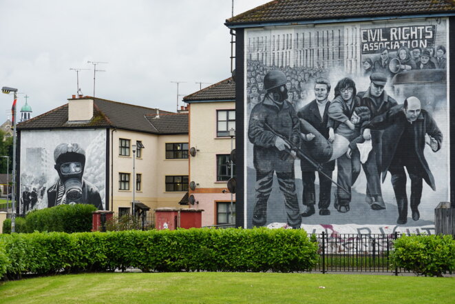 Des fresques murales en mémoire du Bloody Sunday, à Derry. © Photo Juliette Démas / Mediapart