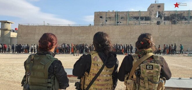 Des soldates des Forces démocratiques syriennes devant la prison d’Al-Sina’a, le 26 janvier. © Photo Rojava Information Center