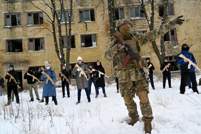 Des civils s’entraînent au maniement des armes à Kiev, le 28 janvier. © Photo Sergei Supinsky / AFP