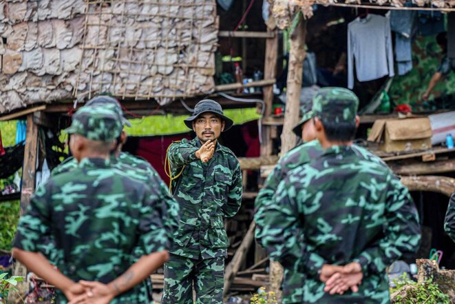 Des membres de la Force de défense du peuple lors d’un entraînement militaire dans la jungle, en mai 2021. © Photo Kaung Zaw Hein/ Sopa Images/Spus/Abaca