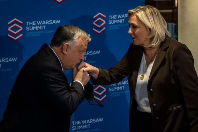 Viktor Orbán et Marine Le Pen le 4 décembre 2021, à Varsovie. © Wojtek RADWANSKI / AFP