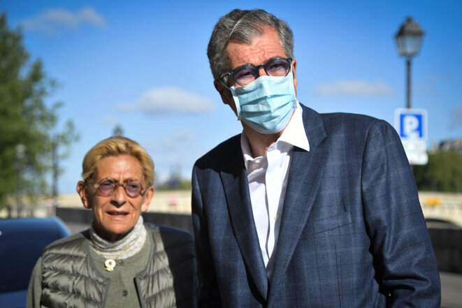 Isabelle et Patrick Balkany à leur arrivée à la Cour de cassation de Paris, le 5 mai 2021. © Photo Bertrand Guay / AFP