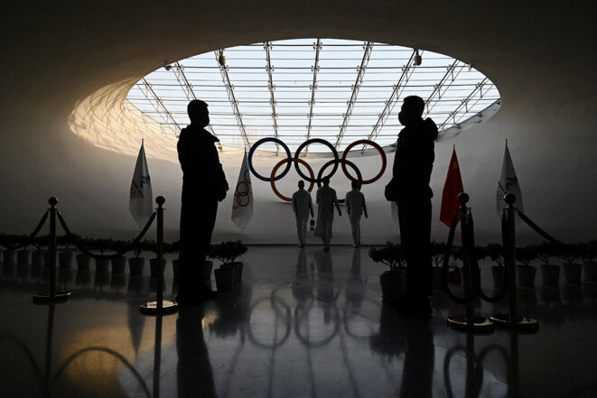 Des agents de sécurité dans la tour olympique de Pékin, le 3 janvier 2022. © Photo Greg Baker / AFP