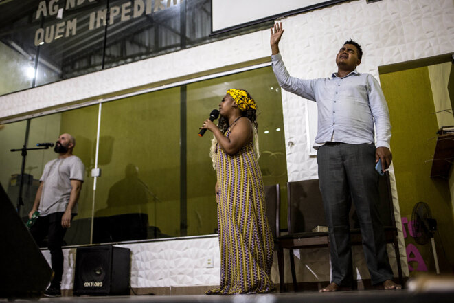La pasteure Viviane Azevedo durant un culte, dans le quartier de Paciência à Rio de Janeiro, en janvier 2022. © Photo Jean-Mathieu Albertini pour Mediapart