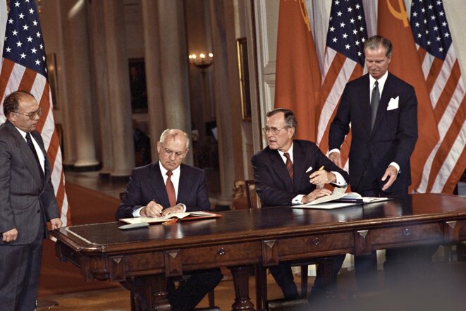 Mikhaïl Gorbatchev en visite officielle aux USA signe un accord de coopération bilatérale avec le président Américain, George Bush, à Washington, le 3 juin 1990. © Photo Yuryi Abramochkin / Spoutnik via AFP