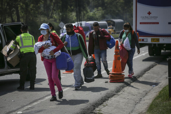 Un groupe de migrants vénézuéliens arrivés à pied en Colombie et pris en charge par La Croix rouge, fin décembre. © Juancho Torres / Anadolu Agency via AFP