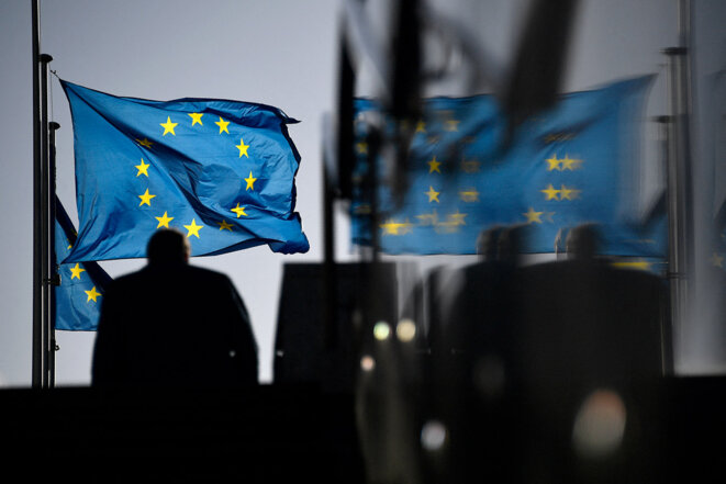 Devant le bâtiment de la Commission européenne à Bruxelles en 2020. © Photo John Thys / AFP