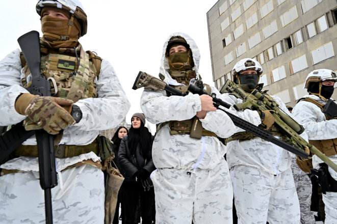 Des instructeurs de l'armée ukrainienne et des civils lors d’une formation militaire à Kiev, le 6 février 2022. © Photo Sergueï Supinsky / AFP