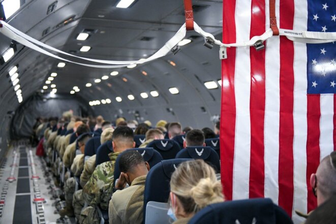 Des soldats américains dans un avion KC-46 Pegasus. © EYEPRESS NEWS /AFP