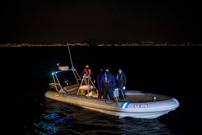Des garde-côtes grecs près de l'île de Samos, le 13 novembre 2019. © Photo Angelos Tzortzinis / AFP