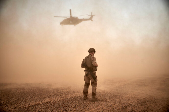 Un militaire et un hélicoptère français de l’opération Barkhane au Mali, le 20 janvier 2022. © Photo Antonin Burat / Zeppelin / Sipa