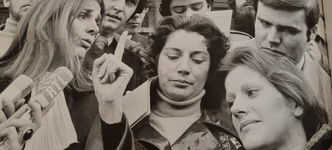 1972, la presse tend ses micros à Gisèle Halimi, qui vient d'obtenir la relaxe de Marie-Claire Chevalier (à droite), accompagnée de sa mère, Michèle Chevalier (au centre). © KEYSTONE-France/GHFP