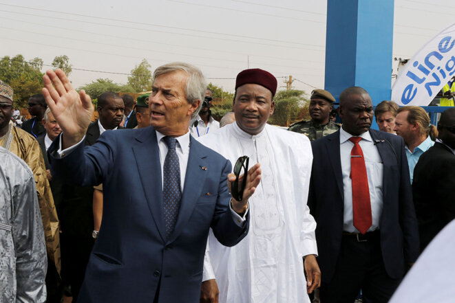 Mahamadou Issoufou et Vincent Bolloré au Niger, en avril 2015. © Photo Eric Dessons / Jdd /Sipa
