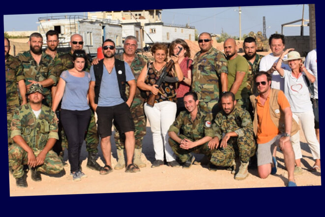 Charlotte d’Ornellas, Alexandre Goodarzy et Benjamin Blanchard posent avec les miliciens de Simon Al-Wakil, à Mhardeh, en 2016. © Document Mediapart