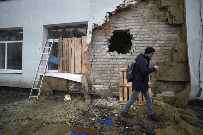 Dans le village de Stanytsia Luhanska, dans la région de Luhansk, contrôlé par les Ukrainiens. Ces derniers accusent les séparatistes de les avoir bombardés. © Photo Aleksey Filippov / AFP