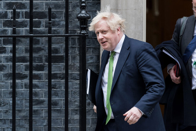 Boris Johnson quittant le 10 Downing Street pour se rendre à la Chambre des communes afin d’énoncer les sanctions économiques contre la Russie. © Photo WIktor Szymanowicz / NurPhoto via AFP