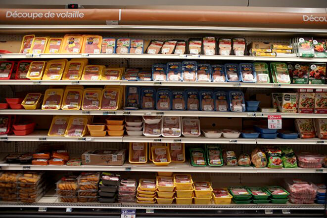 Poulets Duc, LDC et autres marques dans un supermarché Carrefour, février 2022. © Photo Amélie Poinssot / Mediapart