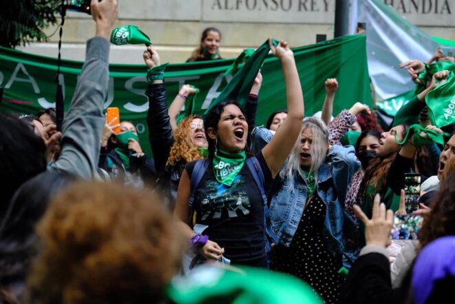 Les féministes célèbrent devant la Cour constitutionnelle, février 2022. Photo: Nelson Cardenas.