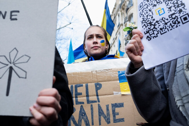 Lors de la manifestation devant l ambassade de Russie à Paris pour protester contre l’opération militaire Russe en Ukraine. © Photo Antoine Mermet / Hans Lucas via AFP