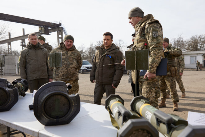 Le président ukrainien Volodymyr Zelenshi inspecte des missiles antichar Javelin fournis par les Etats-Unis, le 17 février 2022. © Photo EyePress News via AFP