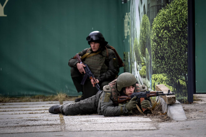 Des soldats ukrainiens dans le centre-ville de Kiev, le 25 février 2022. © Photo Emilio Morenatti / AP / Sipa
